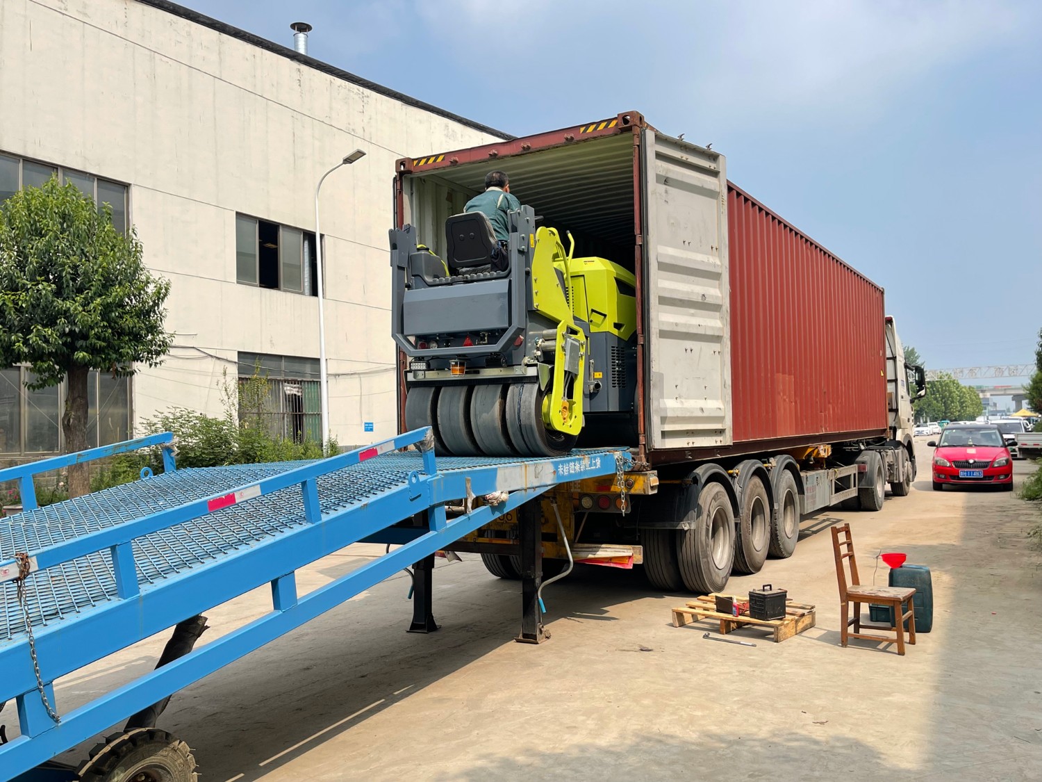 發(fā)往俄羅斯圣彼得堡20臺(tái)思拓瑞克雙鋼輪、鋼膠壓路機(jī)裝柜進(jìn)行時(shí)···