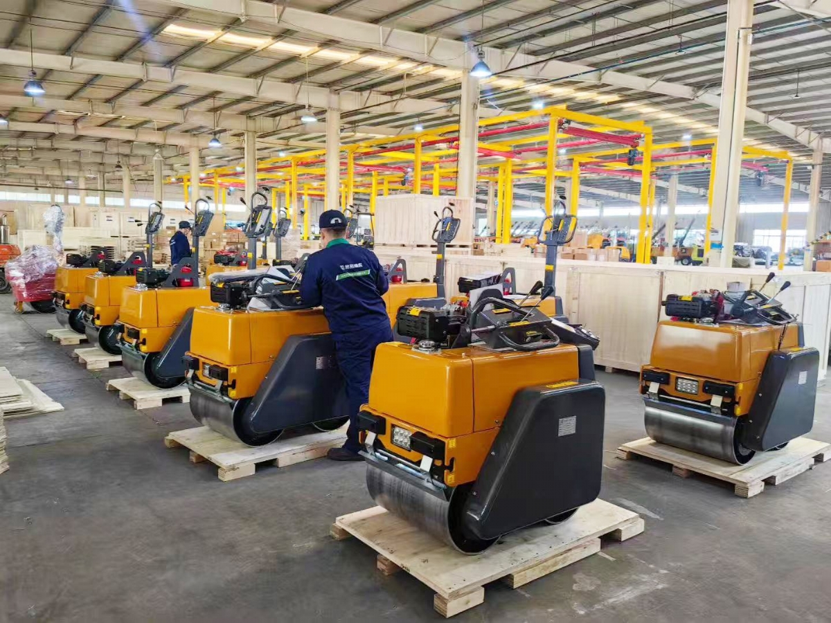 山東思拓瑞克公司45臺(tái)手扶雙輪及座駕壓路機(jī)出口墨西哥合眾國墨西哥城