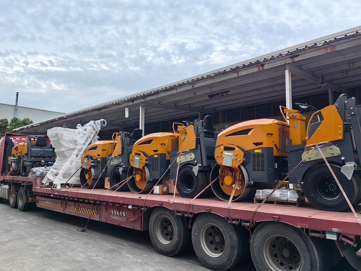 發(fā)往俄羅斯圣彼得堡20臺(tái)思拓瑞克雙鋼輪、鋼膠壓路機(jī)裝柜進(jìn)行時(shí)···