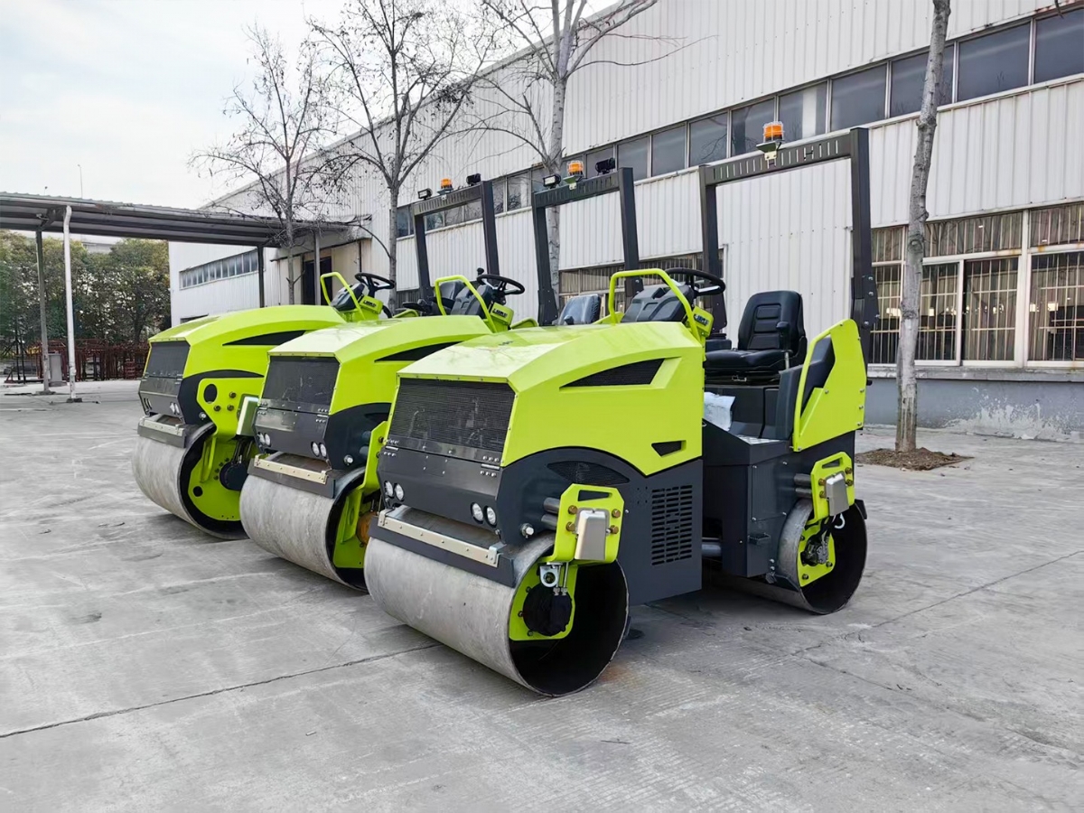 山東思拓瑞克公司15臺(tái)小中型雙輪壓路機(jī)出口俄羅斯首都莫斯科